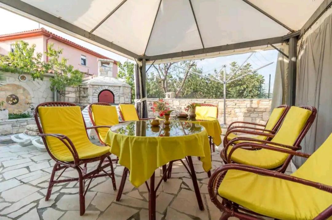 Kuca Za Odmor Lucy Apartment พูลา ภายนอก รูปภาพ